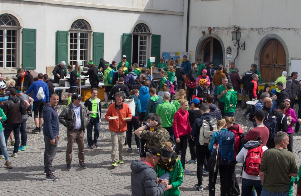 Beni und Baha unter den Hungrigen